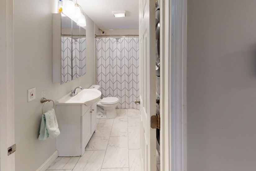 1059-Saratoga-St-Bathroom