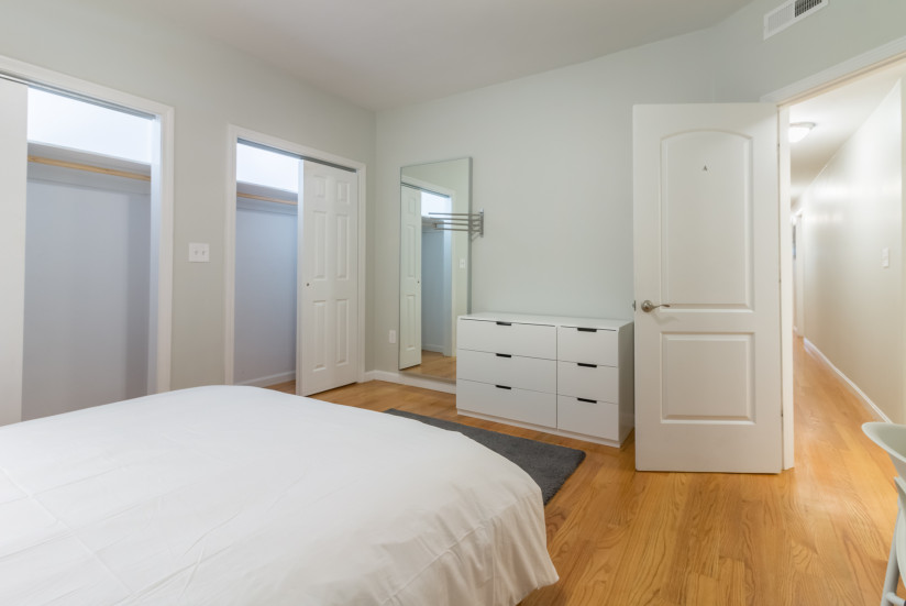 Bedroom-Mirror-Closet