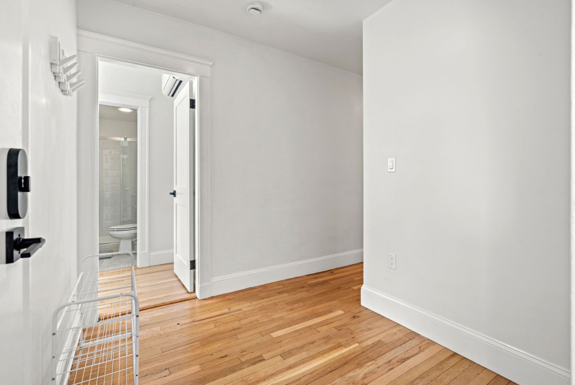 32-web-or-mls-Unit2_Hallway