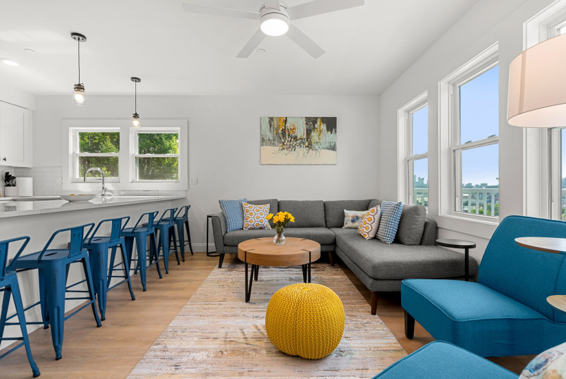 10-web-or-mls-Unit_2_living1