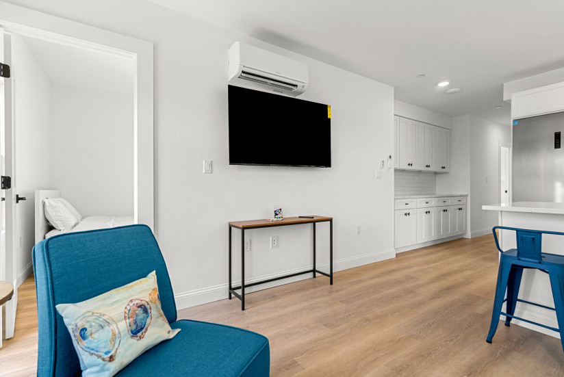 12-web-or-mls-Unit_2_living3