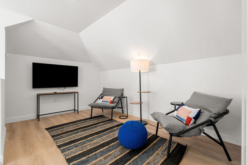 56-web-or-mls-Unit_2_Floor3_Hangout