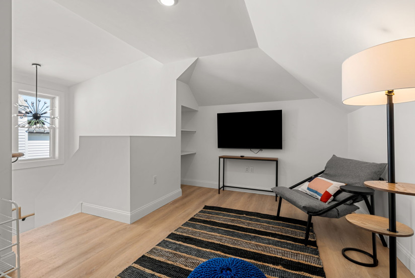 57-web-or-mls-Unit_2_Floor3_Hangout1