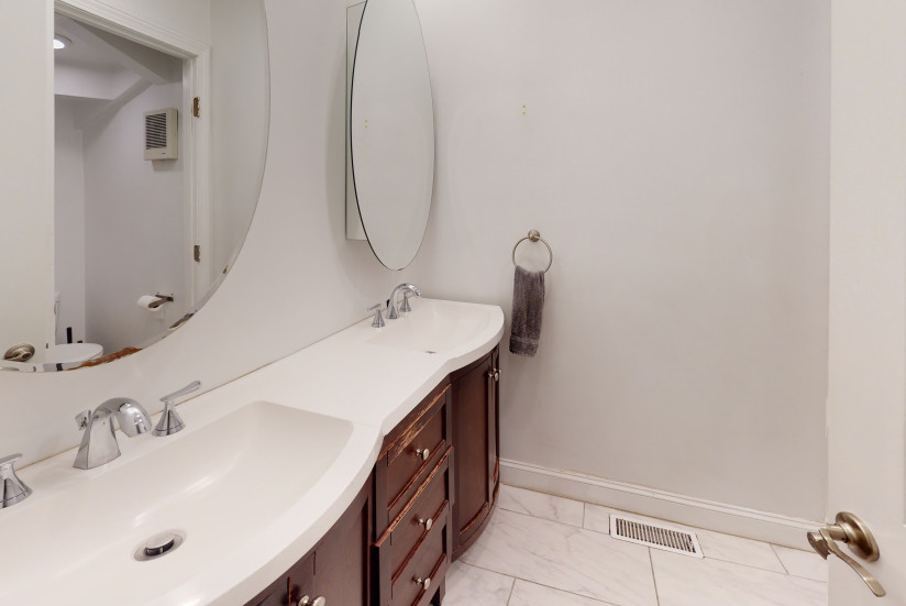 951-Saratoga-St-Unit-1-Bathroom