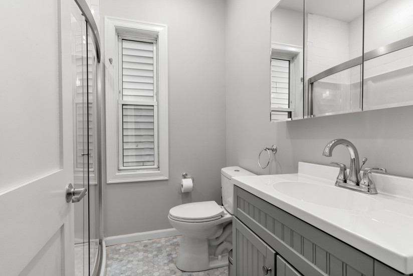 Unit 3 Hallway Bath